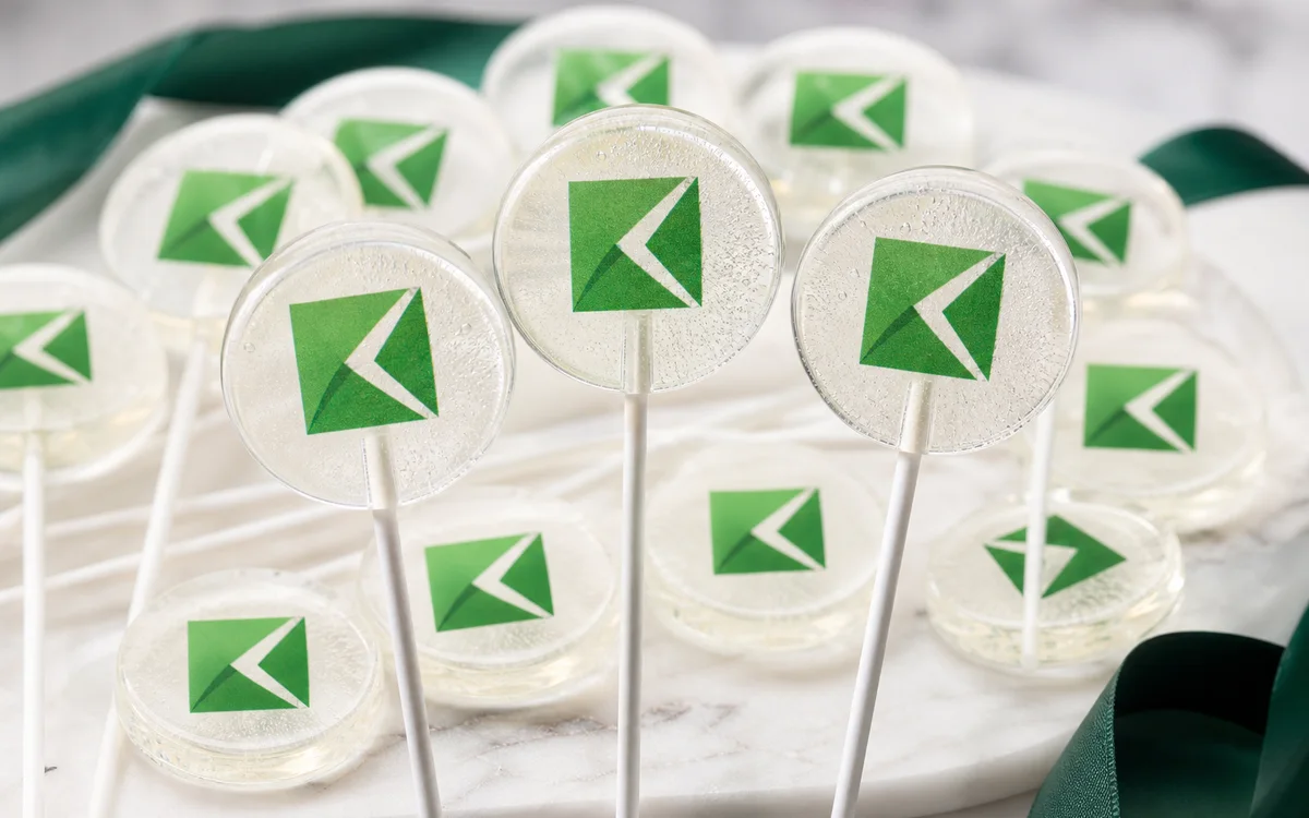 Прозрачные леденцы с логотипом банка внутри карамели